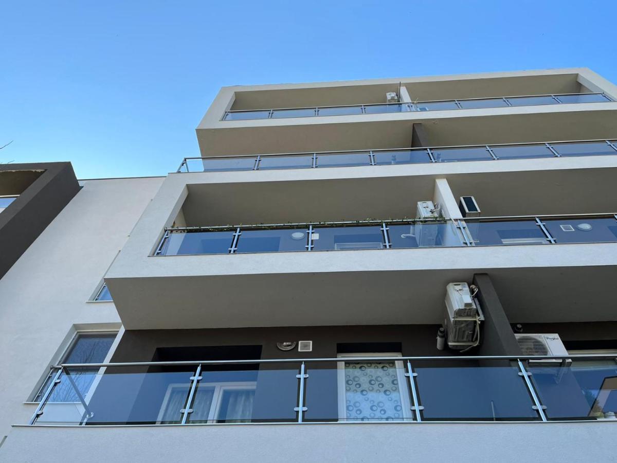 Tranzzzit Airport Apartment Otopeni Kültér fotó